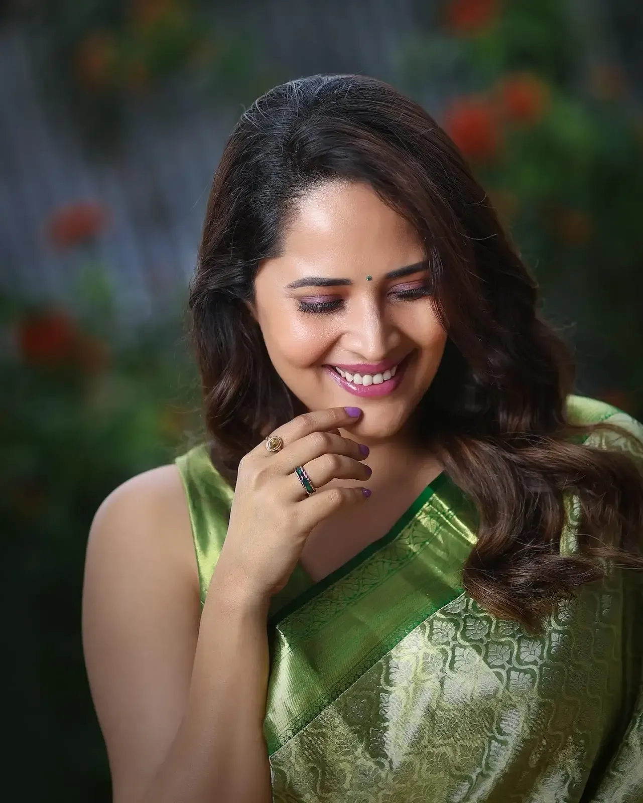 ANASUYA BHARADWAJ PHOTOSHOOT IN TRADITIONAL GREEN SAREE 3